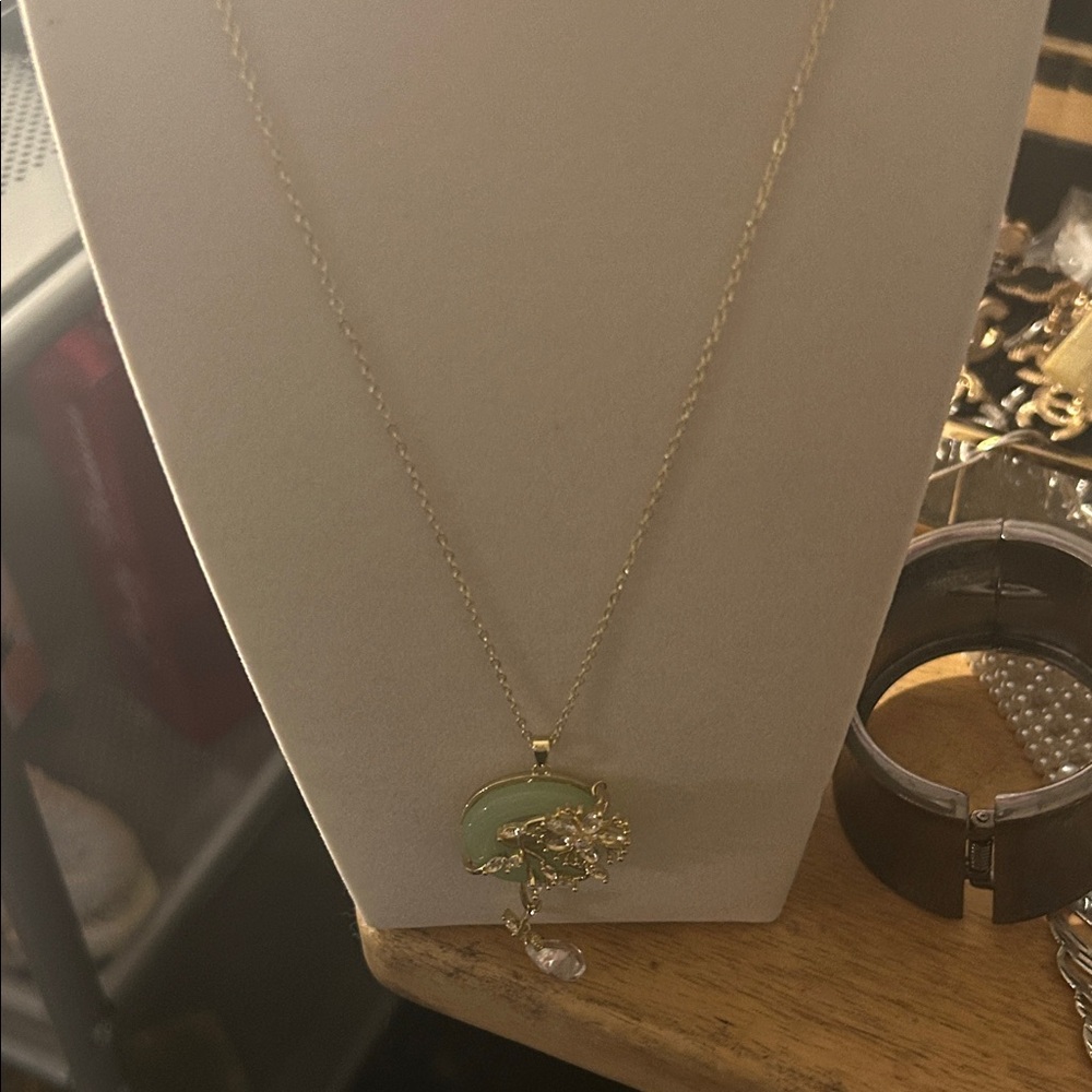 Chic Gold and Green Pendant Necklace
